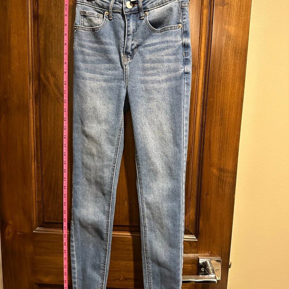 Abound Women's high rise light wash denim jeans, Size 23 - Picture 9 of 12